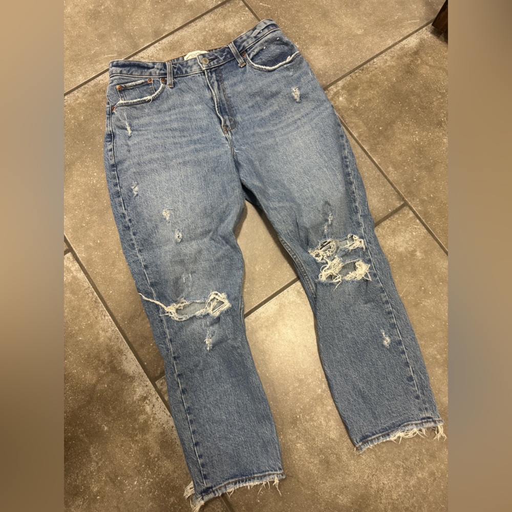 Abercrombie & Fitch Distressed The Mom High Rise Jeans SHORT